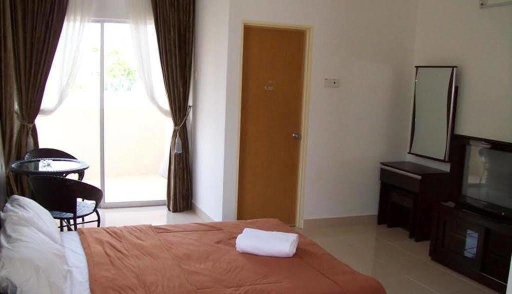 Seri Bayu Resort Hotel Sungai Pelek Exterior foto